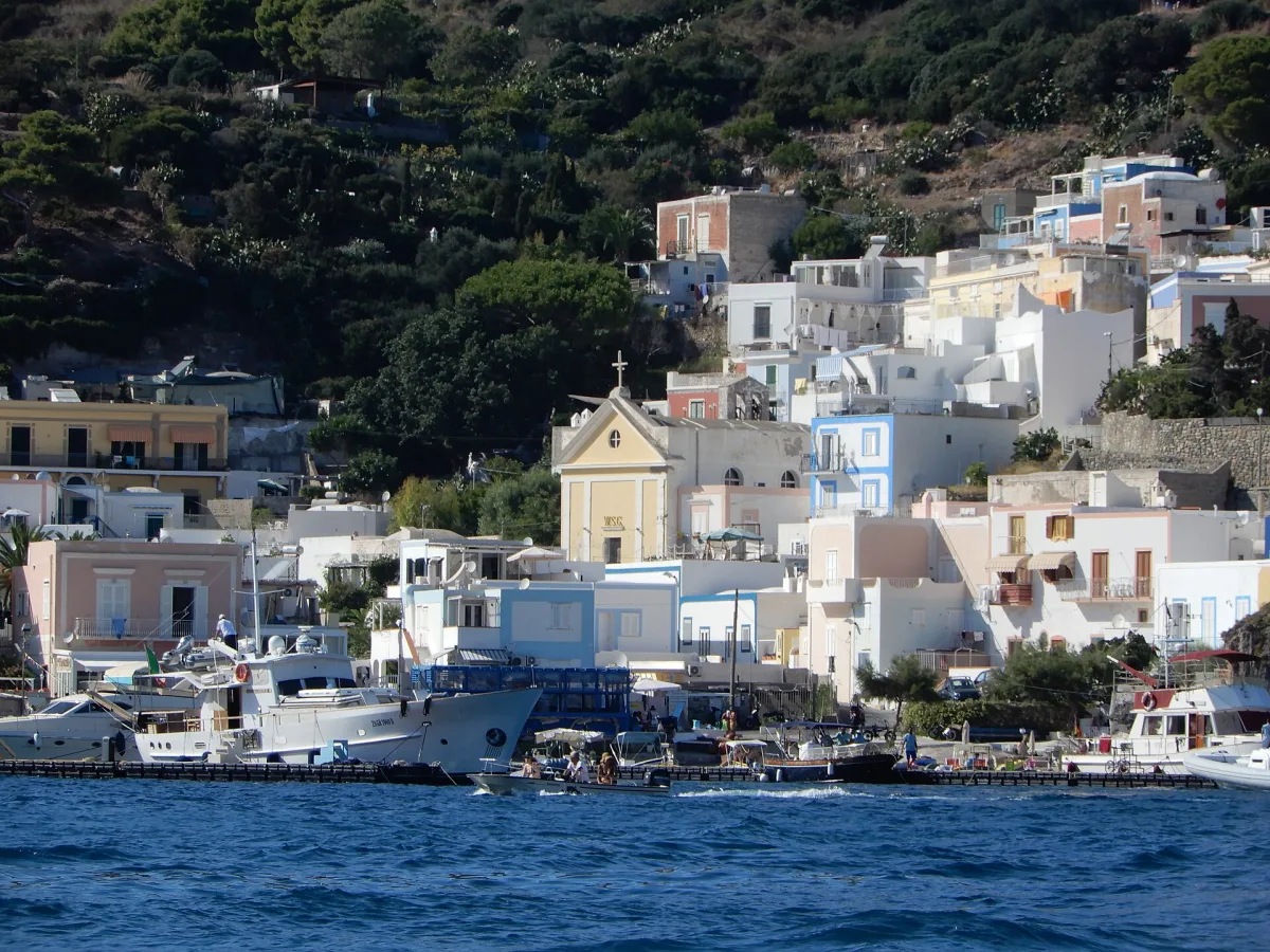 Hotel vicino alla spiaggia Frontone di Ponza: le migliori scelte del 2026