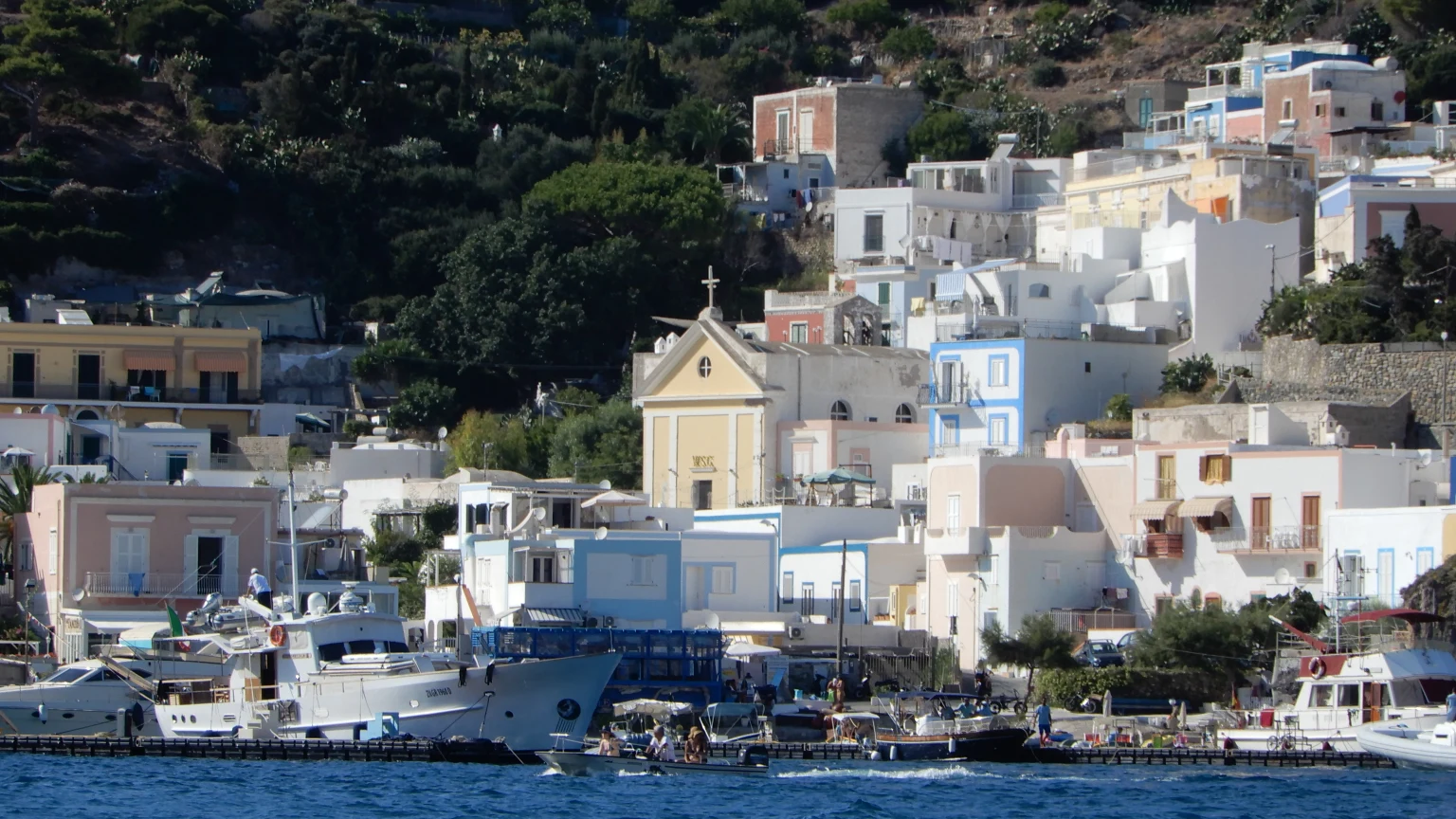 Ponza, a circa 100 metri da Santa Maria affiorano i moli del porto romano: muri in opus reticulatum sotto costa