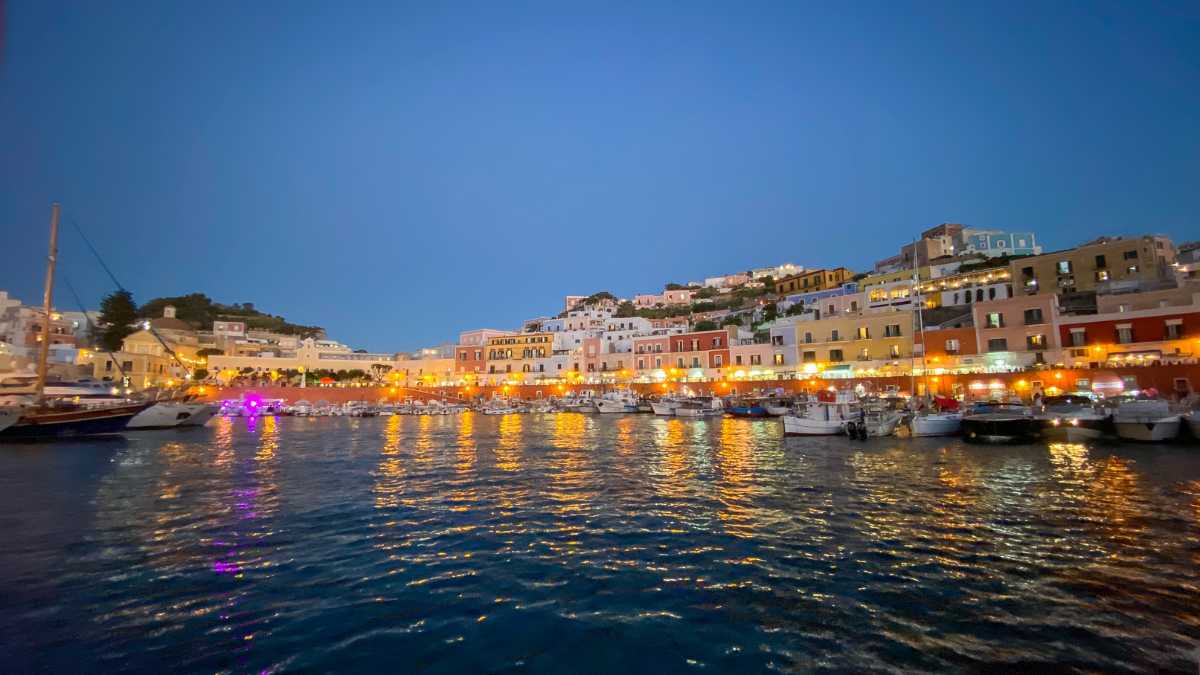 Patrimonio romano di Ponza: cisterne, necropoli e visite guidate