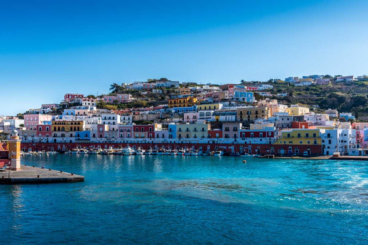Vista di un traghetto in partenza dal porto di Formia verso Ponza, mare calmo e cielo azzurro, atmosfera di viaggio